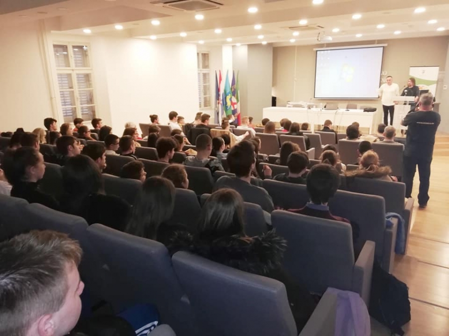 Conferenza in occasione della giornata dellla memoria e mini-mostra a scuola