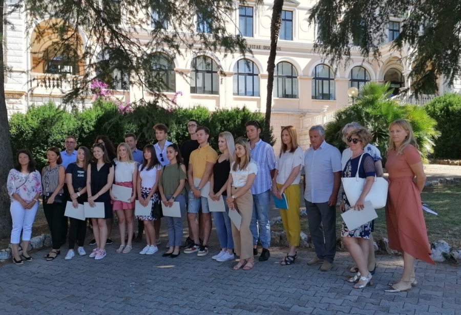 Lara Kercan e Nicole Oblak elogiate e premiate dal sindaco per l'ottimo profitto al termine della SMSI