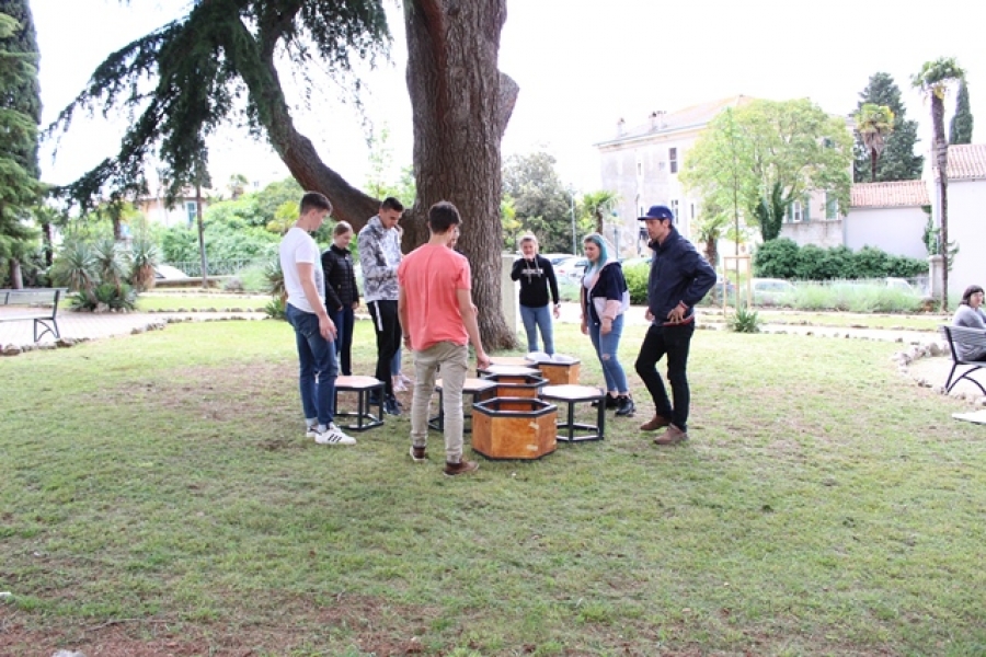 Lavori in corso per l'allestimento del giardino modulare