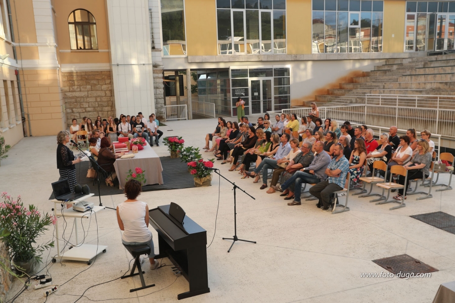 Conferimento delle pagelle e dei diplomi di licenza ai maturandi