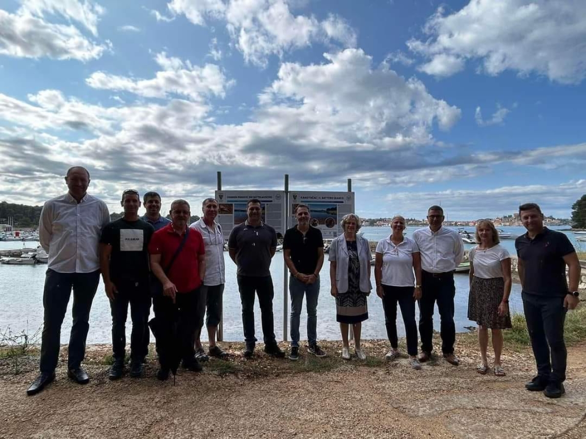 LA POSA DEL TABELLONE INFORMATIVO SUL DATTERO BIANCO NELL&rsquo;AMBITO DEL PROGETTO "PRESENZA DEL DATTERO BIANCO PHOLAS DACTYLUS NELLA ZONA COSTIERA DI ROVIGNO"