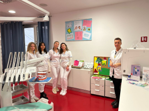 LE ALLIEVE ASSISTENTI DENTALI PROTAGONISTE AL MERCATINO DELLA SCUOLA!